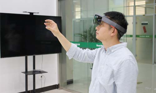 联想打造大型沉浸式未来黑板HoloBoard 助力教育的智能化转型