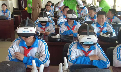 戴上PICO“登”航母，阿吉镇中心小学体验全新国防教育方式